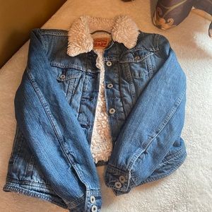 Levi’s Sherpa lined Jean jacket size S EUC